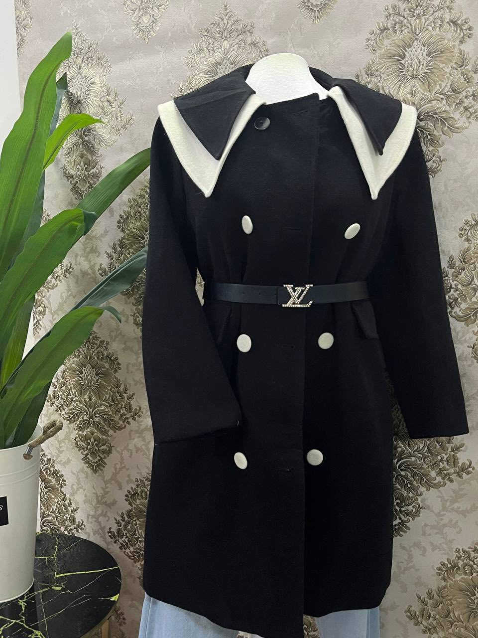 كوت بتفاصيل فرو ناعمة دافي وراقي ويكمل أي إطلالة شتوية ✨
يجمع بين الكلاسيك والفخامة – قطعة لازم تكون موجودة بخزانة كل محبة للأناقة 🤎�
***********
باسعار من10 الى 25 فقط.💕
