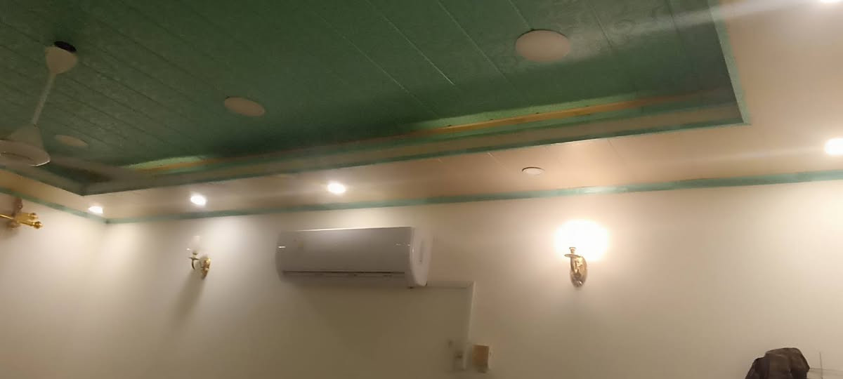 بيت 200 متر في حي ميسان شارع الشيوخ قرب مدرسه العاصمه الاهليه يتكون من غرفتين. وحده اسويت وحمامات خارجيه وداخليه وغرقه فوك يعني مخزن صاله واستقبال  بناء بلوك كهربائية والاساس صب كونكريت  اعكاده. سعره 56 وبيه مجال وتساب ***********
