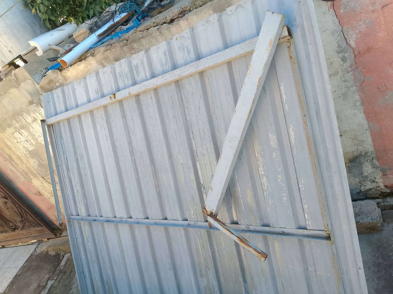 السلام عليكم سقفيه للبيع نظيفه كل عيب ما بيها قطعتين زائدا هذا الباب وياهن سعرهم مناسب ***********
