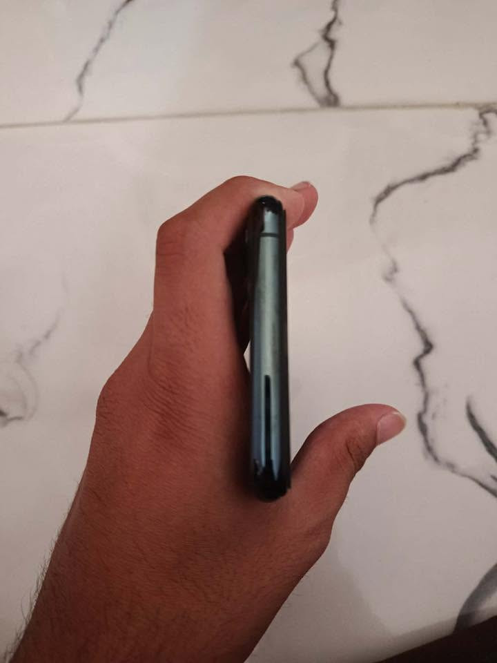 السلام عليكم عدي مبايل نوع (iPhone 11pro max) نضافته 99 بلميه معالجه A13 bionc ذاكره 256 بي شغلتين بس الأولا الكامره الأماميه بيها غواش وصخه و الخلفيه بل زوم تهتز يراد اله مغناطيس و الثانيه شاشته امبدله تفصيخ اصليه 3 خيارات و البقيه كله بلادي من بطاريه الى اخيره بطاريته 75 بلميه صرف طبيعي للأستفسار راسل على الرقم ***********  وتساب و حياكم الله
