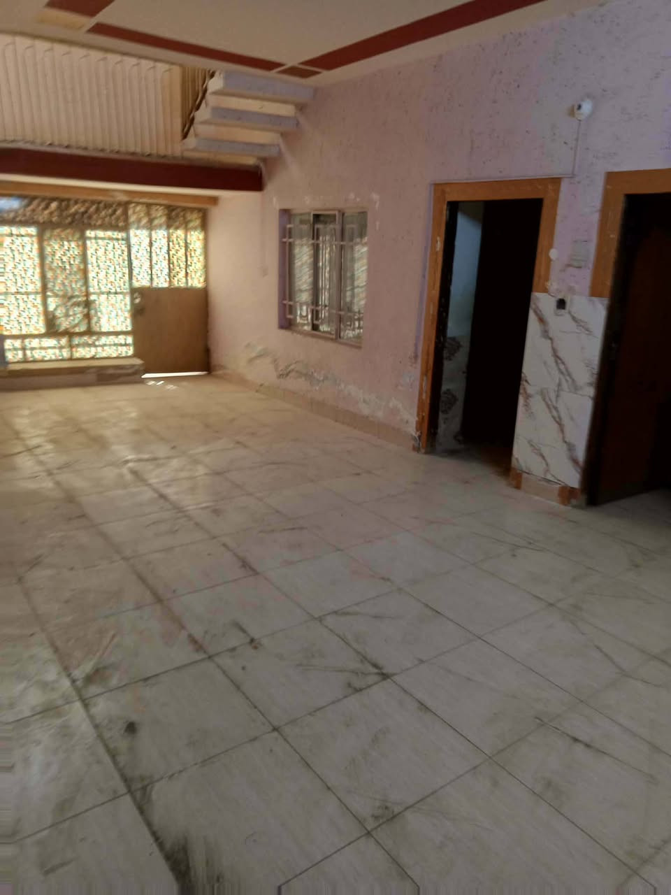 السلام عليكم
بيت للايجار مساحته ٣٩٨ متر 
محتوياته 
(5)غرف نوم 
استقبال مطبخ صالة كبيره 
وكراج سيارات واسع 
موقعه حي المعلمين 
خلف مضيف الشيخ علي الحماد 
للتواصل/***********
***********
