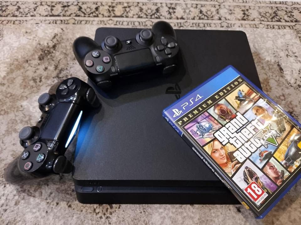 playstation 4 slim ___بليستيشن 4 سليم 
500GB سعة
13.50 update النظام
 لووك نظافة فول 🔥 
ما مفتوح قبل بلزقة الضمان 

مع ( 2 ) جويستيك اصليات واحد لون اسود زجاجي و الثاني لون اسود طافي 🎮 

لعبة GTA 5 جديدة ما مفتوحه 💿

مع كامل ملحقات الجهاز  📦 ( كيبل البور ٫ كيبل HDMI ٫ كيبل الشحن USB ٫ كارتونة الجهاز ) 

يعني بس شغل و العب 💥

بسعر 300 الف ( قابل للتفاوض ) 

للاستفسار : ***********
