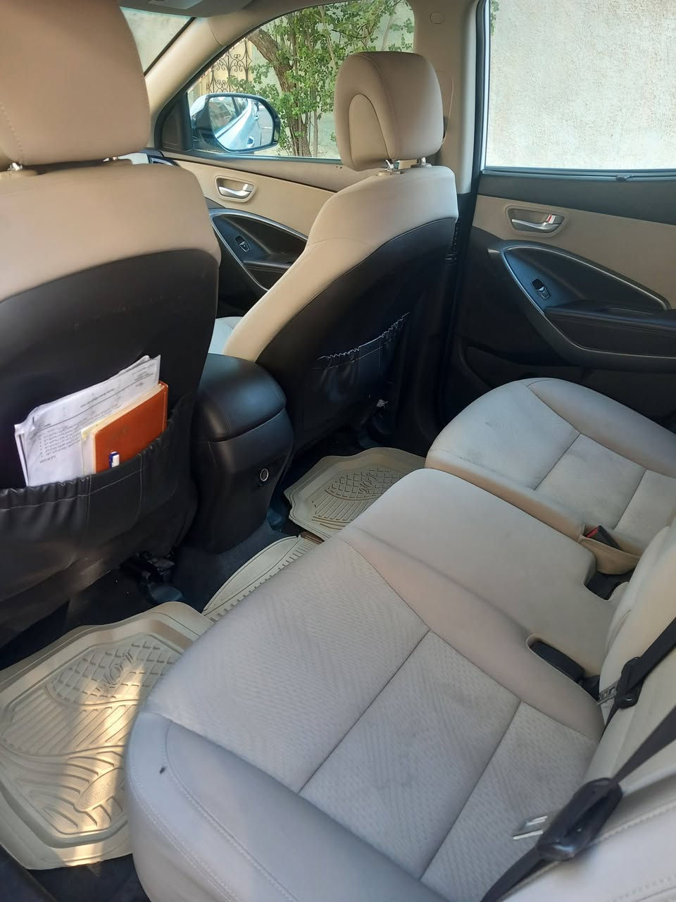 السلام عليكم..سنتافيا 2016  خليجي... خليجي... خليجي 
مكفولة من الضربة بيها صبغ اربع أصابع بالجاملغ الامامي الايمن فوق السكن و رصعات اثنين خفيفة 
  #المواصفات #
محرك 6 سلندر 3300 
بصمة عدد 2
شاشة جبيرة تاب  
كامرة خلفية
حساسات خلفية بلادي 
فور ويل 
مانع انحدار 
مانع انزلاق وABS
3 قطع  تبريد 
7 راكب 
3 وضعيات قيادة 
تبريد لمس منفصل 
كشن كهرباء
كشنات مخمل
مري شفط 
اشاير بالمري
لايت امام LED
بك لايت خلفي LED
منظومة زنون عالي وناصي 
ويل كب كروم حجم 19 وتخم تاير جديد+ باتري بالضمان بعده 
انارة ترحيب بالمراية وباليدات
مثبت سرعة
رقم اربيل بسمي تحويل مباشر  شرط التحويل ما انطي وكالة
المحرك انطي بية ضمان من التبديله للتبديله لاتنقيص ولاتبخير ولاصوت على الفحص
ماشية ١٥٠ الف كيلو قابل للزيادة 
#السعر : 195$ ورقة وبيها مجال
#المكان : ديالى بعقوبة التحرير *********** ابو رضوان
