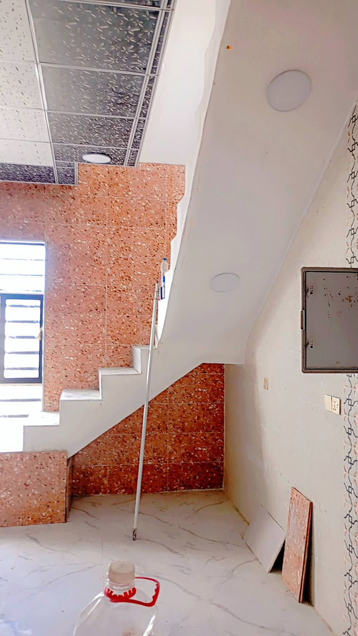 دار مساحه 65متر ركن شارع 20بناء جديد طابوق نهروان صب كونكريت مركزي سيراميك بورسلين كرانيت سقوف ثانويه خدمات كامله يحتوي على غرف نوم صاله مطبخ استقبال مجموعه صحيه السعر 30 مع المجال استفسار اكثر ***********
