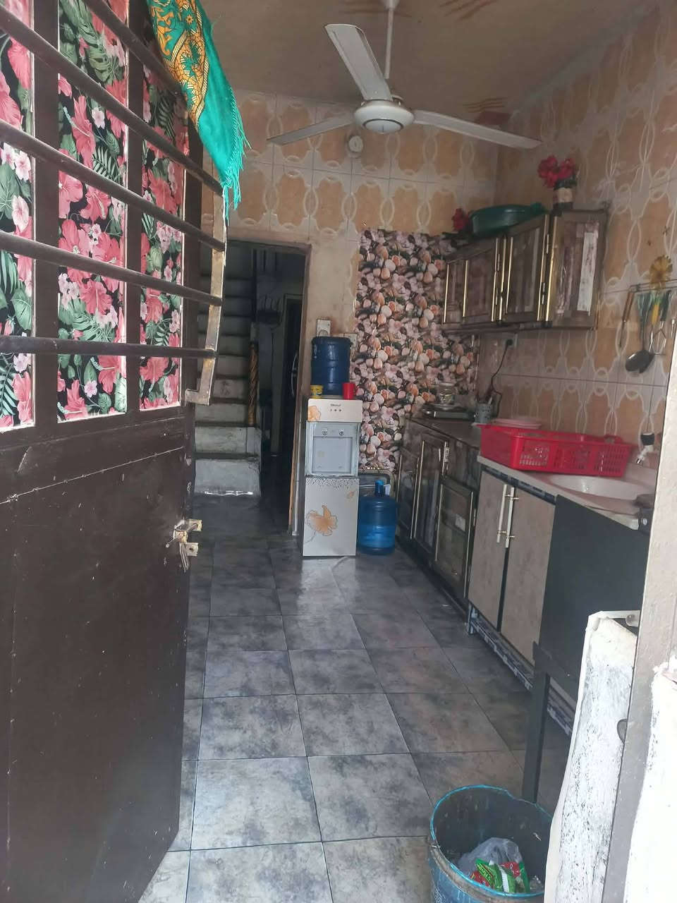 مشتمل للبيع 
في حي الشهداء 
طابقين بناء بلوك
3غرف نوم وصاله ومطبخ وستقبال 
125 متر
شارع 12 يربط ع ابو النسور 
مكتب بارق للعقار شارع 60مقابل المول الجديد 
الهاتف ***********
