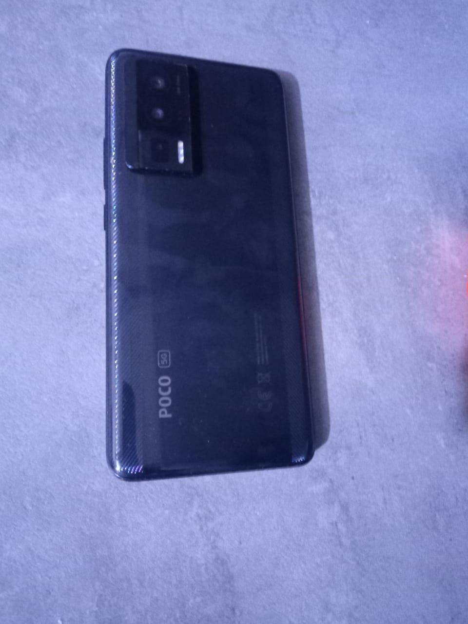 اعاده نشر بسبب وعود كاذبع موبايل بوكو f5 برو 5G  _ تخزين 512G
Poco F5 Pro 5G

مع ملحقات يجي بكارتونه مابيه اي كسر 

قبل كلشي لا تكول غالي  ابحث عن الجهاز وشف مميزاته مايجي نفسه 

تفاصيل: 

1. المعالج والأداء
يأتي بمعالج Snapdragon 8+ Gen 
المعالج قوي جدًا ويقدّم أداء ممتاز في الألعاب والتطبيقات الثقيلة. 

 12 جيجا رام + 512 جيجا تخزين

معدل تحديث 120 Hz، ما يعطي انسيابية جيدة جدًا في التمرير والألعاب. 

البطارية والشحن

سعة البطارية: ‎5160 mAh. 
شحن سلكي سريع بقوة 67 وات،

الكاميرات

كاميرا خلفية ثلاثية:
• ‎64 ميجابيكسل (الكاميرا الرئيسية) مع تثبيت بصري (OIS). 
• ‎8 ميجابيكسل للزاوية الواسعة (ultra-wide). 
• ‎2 ميجابيكسل ماكرو. 

الكاميرا الأمامية: ‎16 ميجابيكسل. 
الفيديو: يمكن تصوير حتى 8K بدقة 24fps من الكاميرا الخلفية. 

الاتصال والشبكة

يدعم 5G (شريحتين) — اتصال سريع جدًا. 
بلوتوث 5.3. 
واي-فاي: يدعم Wi-Fi 6. 
يدعم NFC. 

مزايا إضافية
تبريد جيد لمساعدة الأداء القوي.

🟠الموبايل نظيف مابي اي كسر او شخط

🔴رايده ب 330 الف

العنوان البصره قضاء ابي الخصيب


**إذا كنت صاحب هذا الإعلان وتريد حذفه لأي سبب، رجاءا أرسل رسالة إلى الدعم الفني**