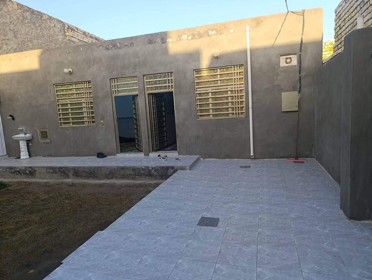 يا الله سلام عليكم 250 متر للبيع بناء بلوك وعكاده  اساس صب كونكريت يحتوي على غرفتين او صاله وستقبال شارع المطار بشارع علكم بشارع حاتم الخير نهايت المقرنص  مكانه كولش حلو سعر 70 او بي مجال  ***********
