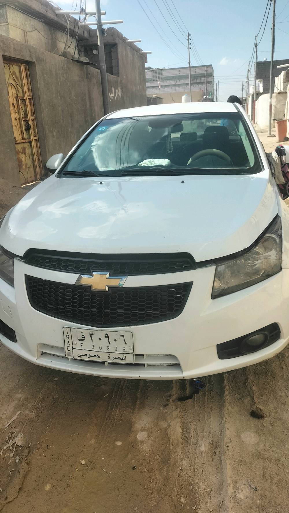 السيارة شيفروليه كروز LS موديل اقتصادي مريح بلون أبيض. تحتوي على نظام ناقل حركة أوتوماتيكي ومزودة بديكورات داخلية محافظة. مناسبة للتنقلات اليومية والقيادة في المدينة. فرصة جيدة لمن يبحث عن سيارة عملية. الرجاء الاتصال عبر الرسائل لمزيد من التفاصيل.