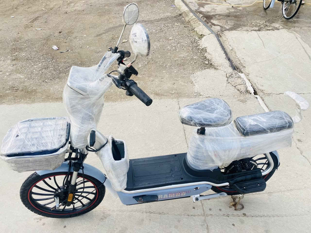 مأطور شحن نوع رامبو حجم 24 بطاريات 4دبل 20 A إمبير صارلهم شهرين من اشتريتهم البطاريات تايرات جديد بريكات الأمامي شغال والخلفي اليدا مكسورة فقط تشغيل بصمة وسويج  
السعر 450وبي مجال بسيط 
📍مكاني موصل حي نابلس 
الهاتف ***********
