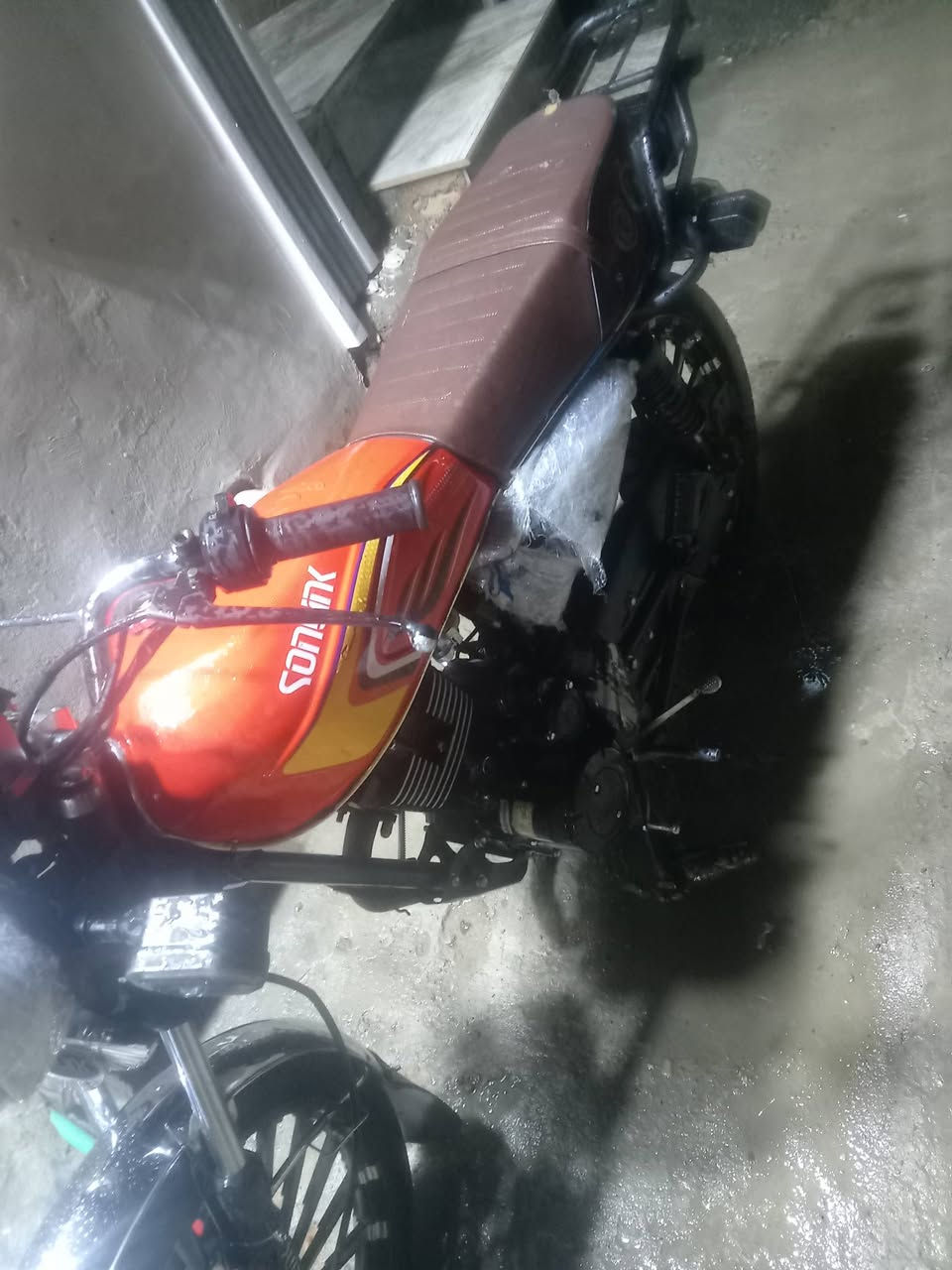 السلام عليكم دراجه ايرانيه محرك (200) 5 كير دراجه نضيفه نقصه باتري أوراق كامله لونه اورنج مميز السعر 625 المكان بغداد حي اور الرقم *********** اتصل وبل خدمه
