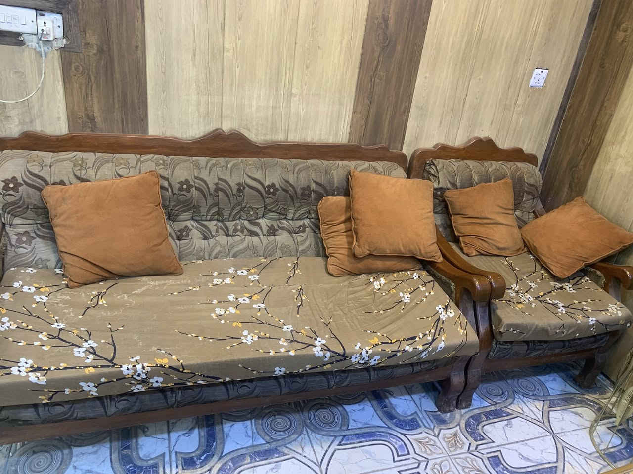 السلام عليكم
تخم كامل قنفتين وثلاث كراسي خشب اصلي 
عنوان بغداد الحرية ***********
