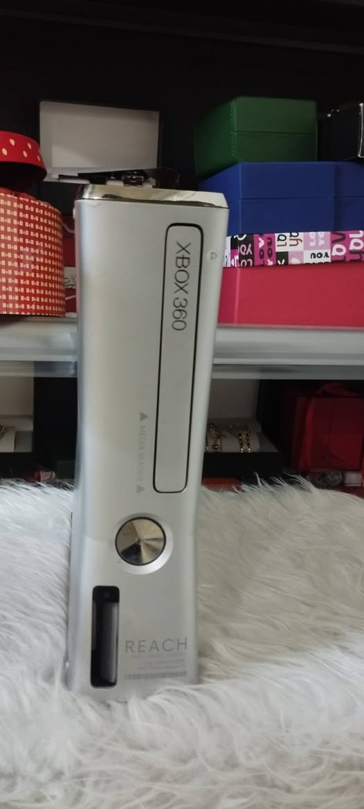 Xbox 360 
مع يدة اصلية وبقية الملحقات الجهاز نظيف شرط الفحص 
السعر 120 
تواصل خاص او عالرقم ***********
