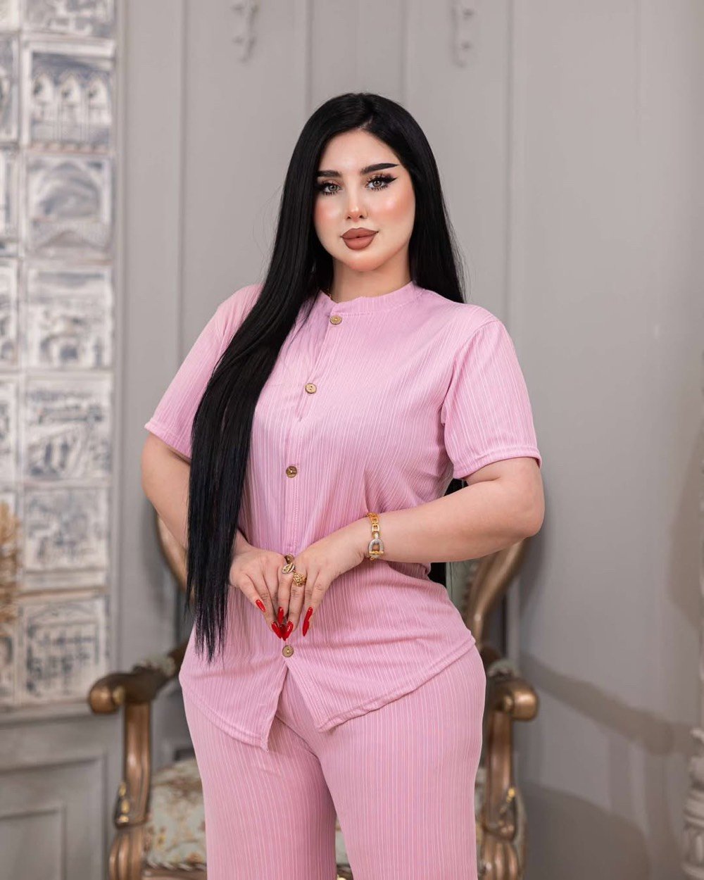 تراك نسائي ازرار 
تيشرت و كيلوت 
خامه كريشه الاصلي سوفت 
سعره 8 تالف كركوك قضاء الدبس توفر خدمه توصيل 
للحجز ***********
شنو المقاسات المتوفرة بالتراك؟ وهل هو ستاندرد لو أكو أفر سايز/مقاسات محددة؟: 
افر سايز 
شنو اسم الموديل أو التسمية التجارية لهذا التراك حتى يكون أوضح للزبائن؟: 
تراك نسائي جميع الوان 
بأي منطقة/محافظة متوفر التسليم بالضبط غير كركوك-قضاء الدبس؟ وهل التوصيل يشمل باقي المحافظات؟: 
توصيل يشمل جميع المحافظات 
الحجز شلون يصير؟ مباشر على الرقم هذا لو عبر واتساب، وكم المدة حتى يتثبت الحجز؟: 
حجز عبر الوتساب 
التراك جاهز للتسليم هسه لو حسب الطلب؟ وأكو ألوان ثانية غير الظاهرة بالصور؟: 
الوان متوفر جاهز التراك 