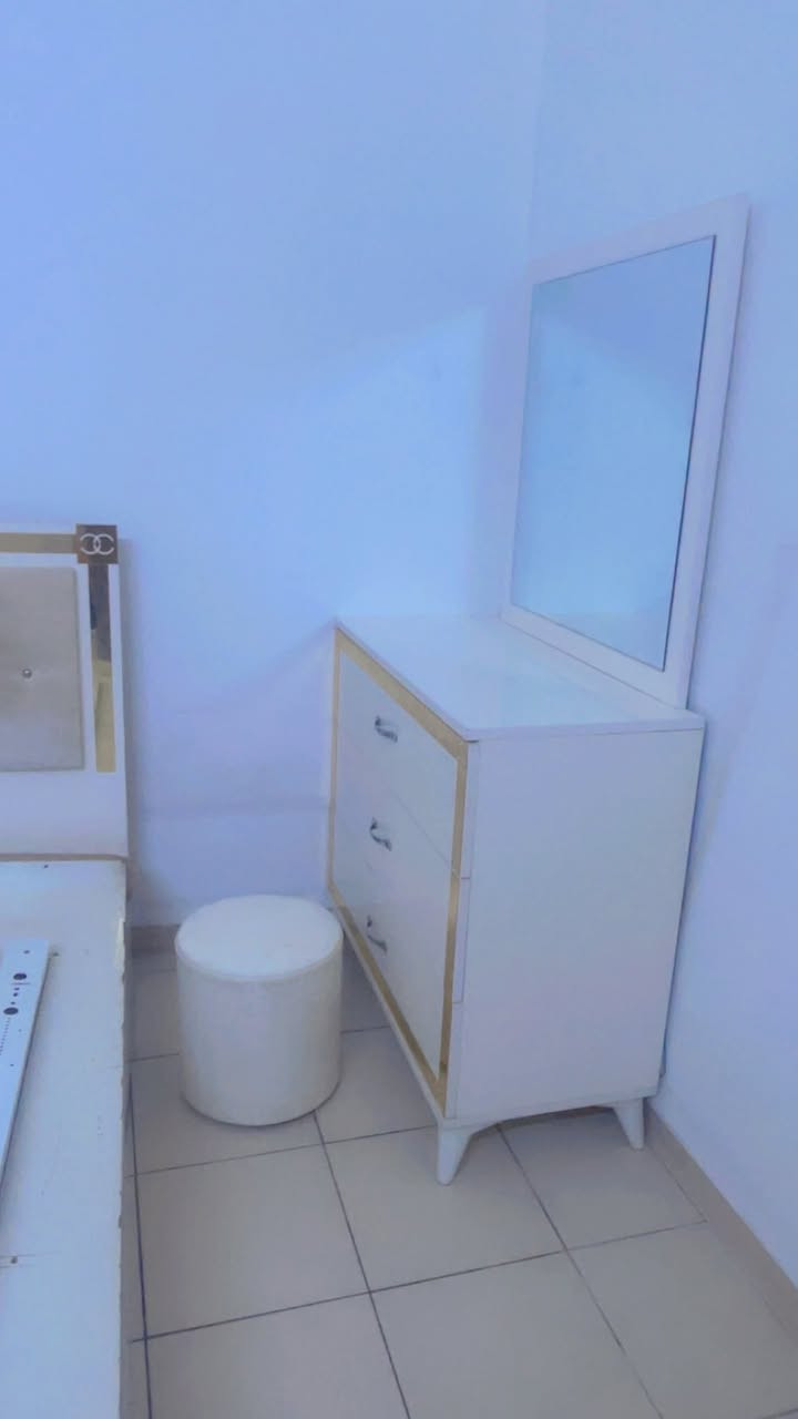 غرفة تركية ٥ قطع الجرباية جواهه صومية ام النفر كامله مابيهه شي والكنتور يحتاج تبديل سجة فقط مابي اي ضرر بابين باب مراية وباب هاي الي بالصورة ثنينهن نظيفات وميز تواليت جديد وكومديات اثنين 
كلها سعرها ٢٥٠ شراي يتفضل خاص مستعجلة ع البيع


**إذا كنت صاحب هذا الإعلان وتريد حذفه لأي سبب، رجاءا أرسل رسالة إلى الدعم الفني**