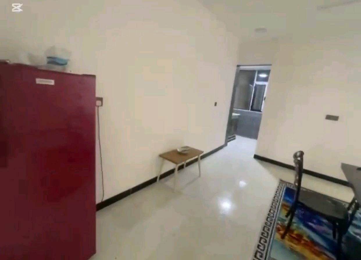 شقة مؤثثه للايجار ، حي الجامعة خلف بانزين خانة ابو خليل … ايجارها ١٠ اوراق 
ع غرفتين نوّم صالة مطبخ حمام( ***********) واتساب 
(***********)