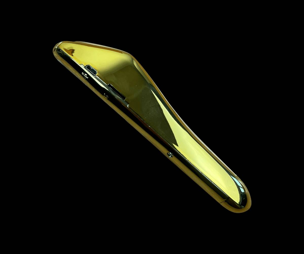 بوكس ألمنيوم فاخر – المصحف الشريف مع قلم القرآن الناطق متعدد اللغات

الاستخدامات

قراءة القرآن الكريم مع تلاوة صوتية واضحة عبر القلم الناطق.

تعلم التجويد وتصحيح التلاوة للأطفال والكبار.

الاستماع إلى الترجمة بعدة لغات.

تسجيل الصوت ومقارنة القراءة لتحسين الأداء.

الاستفادة من الأدعية، الأناشيد، وكتب إضافية مرفقة.

هدية إسلامية فاخرة للمناسبات الدينية.

المميزات

قلم ناطق ذهبي بتصميم أنيق وفاخر.

يدعم تلاوات متعددة لقرّاء مختلفين.

يدعم عدة لغات للترجمة.

خاصية تسجيل الصوت وإعادة التشغيل للمقارنة.

مكبر صوت مدمج + مدخل سماعات 3.5 ملم.

منفذ USB للشحن ونقل البيانات.

أزرار تحكم بالصوت والسرعة (رفعخفض الصوت – تسريعإبطاء).

بطارية داخلية قابلة للشحن.

يعمل بتقنية الاستشعار عبر تمرير القلم على الآية.

سماعة أذن مرفقة للاستماع الفردي.

بوكس ألمنيوم قوي للحفظ والحماية.

محتويات الصندوق

المصحف الشريف (نسخة ورقية فاخرة).

قلم القرآن الناطق.

سماعة أذن.

شاحن كهربائي برأس ثلاثي.

كيبل USB للشحن.

مجموعة كتب إضافية (مثل: صحيح البخاري، حصن المسلم، الحج والعمرة، قاموس ناطق، أناشيد تعليمية وغيرها حسب الإصدار).

حقيبةبوكس ألمنيوم فاخر للحفظ.

الملاحظات

قياس العلبة:

الطول: 28 سم

العرض: 5.5 سم

الارتفاع: 26 سم

يُشحن القلم بالكامل قبل الاستخدام لأول مرة.

المنتج مناسب للكبار والأطفال.

يُحفظ بعيداً عن الرطوبة والماء.