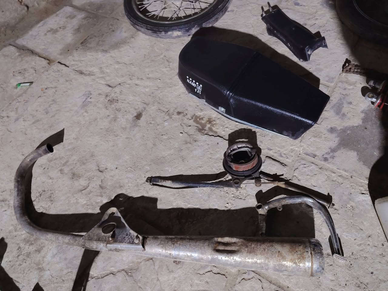 السلام عليكم اغراض دراجه للبيع اربعه كير ***********
