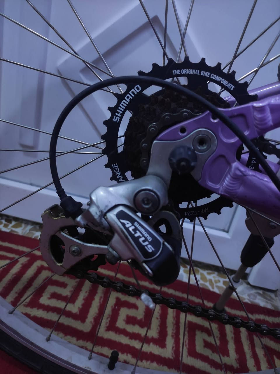 السلام عليكم
🔴لعشاق الدراجات الكلاسيك 

دراجة فئة #هجين_ماركة #SCHWINN سچوين العالمية 

ماركة غنية عن التعريف صنع امريكي منشأ اصلي اورجنال🇺🇸

حجم 28 (C700) مريح جدا وسلس بلقيادة فوول تحكم 

المعدن فوول ألمنيوم خفيف جدا...لون مميز جدا بنفسجي لامع

دبل أمامي سلس 100٪ لامتصاص الصدمات ومقاومة الطسات

سستم شيمانو كامل سيت آلتوس #SHIMANO_ALTUS

بدالات السرعة 7X3 شفترات فر مختوم شيمانو #SHIMANO

ويالة طبقتين دبل فريم ماركة #ZAC_19 مصممة لتحمل الاوزان 

الثقيلة والطسات ...تايرات كتان اصلية كراڤل ماركة كيندا

ستيرن طبي قريب من الجذع واليد متحرك يتزل ويتصعد 

سرج طبي اصلي مختوم مع دبل بلسرج لامتصاص الصدمات

 والطسات ...كمبليونات ويالة وسرج سلايت اصلي

🔴الدراجة قطعة مال حاوية غير مستخدمة داخل العراق
     على وضع الشركة بلاد ما مبدل بيها برغي وبدون اي
     نقص كاملة وجاهزة  

🔴الدراجة بلنايلون نظيفة بمعنى الكلمة بلكاغد 

المكان موصل الجانب الايسر....السعر 260(ثابت_نهايتة) 

يوجد توصيل بغداد وجميع المحافضات العراقية 

رقمي للتواصل ***********
