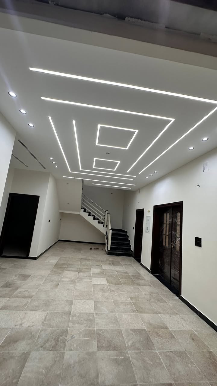 سلام عليكم بيت للبيع في منطقه الجبيله قرب جامعه الكنوز لطب الاسنان قريب على مول السلطان بيت مساحه ٢٥٢وبي فطله ١٢متر المساحه الكليه ٢٦٥ البيت ٣طوابق يحتوي على ٨غرف مطبخ ٢ صحيات ٥ بيت جديد ما صارله سته اشهر من كامل يحتوي على حديقه داخله وخارجيه وكراج لسياره بيت كله مرمر ارضي والواجها مرمر كامل متكمل واكو صور اذا اتريد ادزلك راسلني واتساب  سعر البيت مليار و١٠٠ وبي مجال بسيط ايي استفسار ***********
