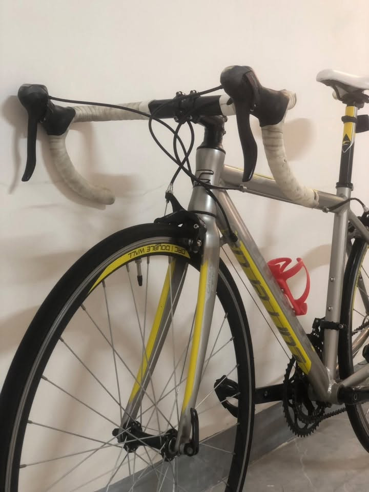للبيع دراجة سباق 🚴 
فريم المنيوم ماشه كاربون 
سستم تورني 2x7
لاعابات تورني 
فريم 48
دراجه حلوه ونضيفه 
ضررها بس مكانتين اثر شخوط
نضافه فول تايرات جدد 
مكاني موصل يوجد توصيل لجميع المحافظات 
سعرها ٣٠٠ وبيها مجال 
للاتصال ***********
