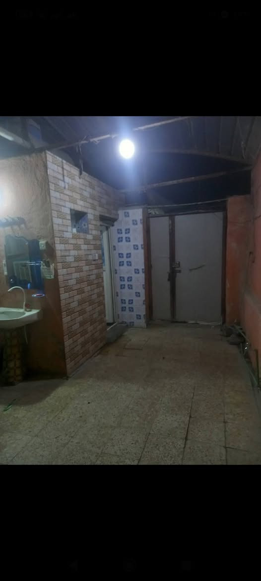 بيت للبيع 150 متر طابقين ثلاث غرف نوم استقبال وصالة ومطبخ وحمام داخلي وخارجي بناء قديم شيلمان كاشي سيراميك..منطقة 3000 مقابل سوق المدارس كل الخدمات يمة مدارس من ابتدائي إلى إعدادية سوق مركز صحي خط سيارات منطقة حلوه السعر 140 وبي مجال.. للاتصال *********** ابو محمد
