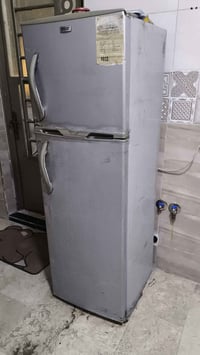 توجد ثلاجه مستخدمه السعر 100 07733070913