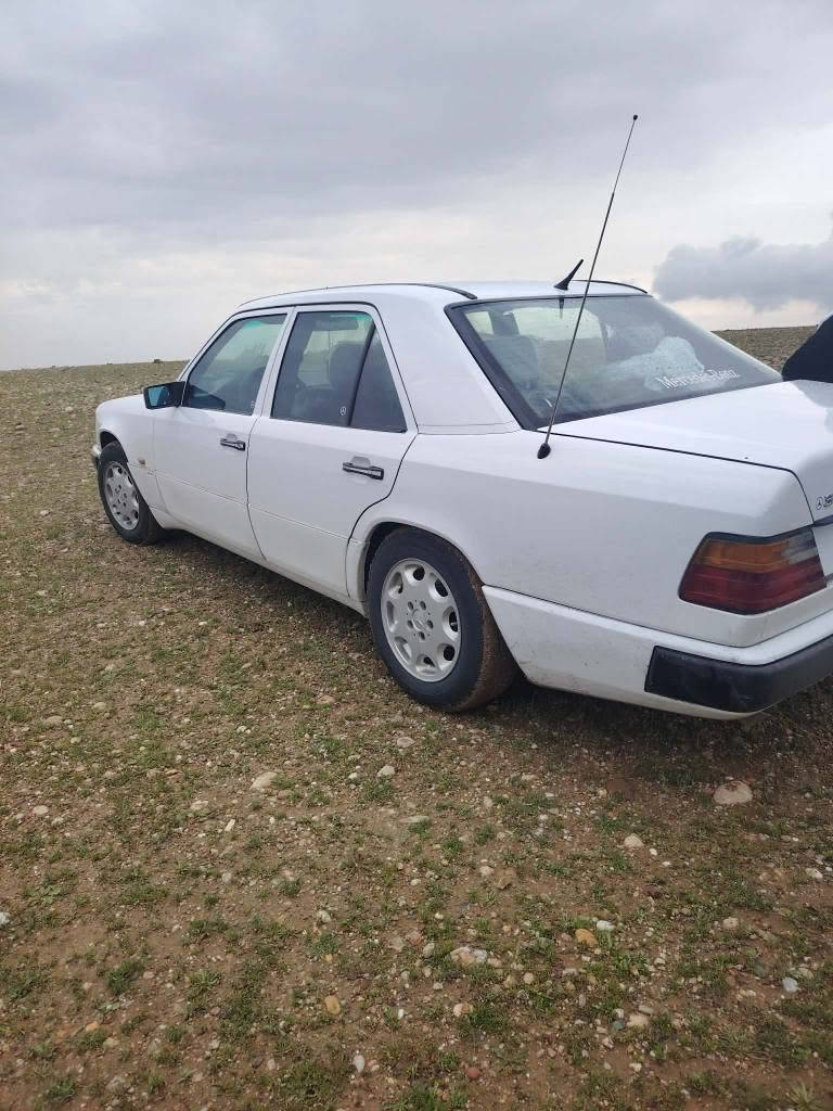 مارسدس موديل 1987 سيارة نظيف سعر 60 بيها مجال و بيها بطاقة بنزين 
***********
0770 404 4121 كركوك, العراق
