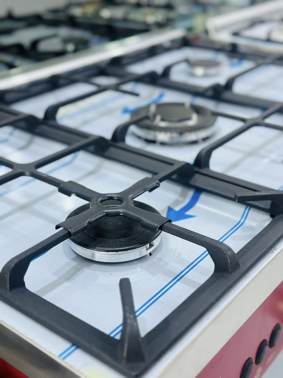 #معرض دار السلام للأجهزة الكهربائية 

♦️♦️طباخ صالون 5 عين ستانلس ستيل♦️♦️
  
👈صنع في إيطاليا  made in italy

اهم المميزات:-
🔸نظام حماية للعين نظام حماية للفرن.
 ( لايمكن اشعال عيون الطباخ من قبل الاطفال مع قطع توصيل الغاز عند تعرض العين للماء ).
🔸اشعال مزدوج للفرن الاعلى والاسفل مع غلق باب الفرن.
🔸عزل حراري افضل لباب الفرن.
🔸الفرن مميز بخاصية مهمة جدااا (( مروحة داخل الفرن))
لتوزيع حراري للطعام بالتساوي .
🔸 هيكل مصنوع بالكامل من ستنلس ستيل .
🔸نظام eco اقتصادي لاستهلاك الغاز .

🔅البيع نقداً وبالتقسيط 

📍الانبار-الرمادي -5 كيلو مجاور مديرية المرور 
📞***********
