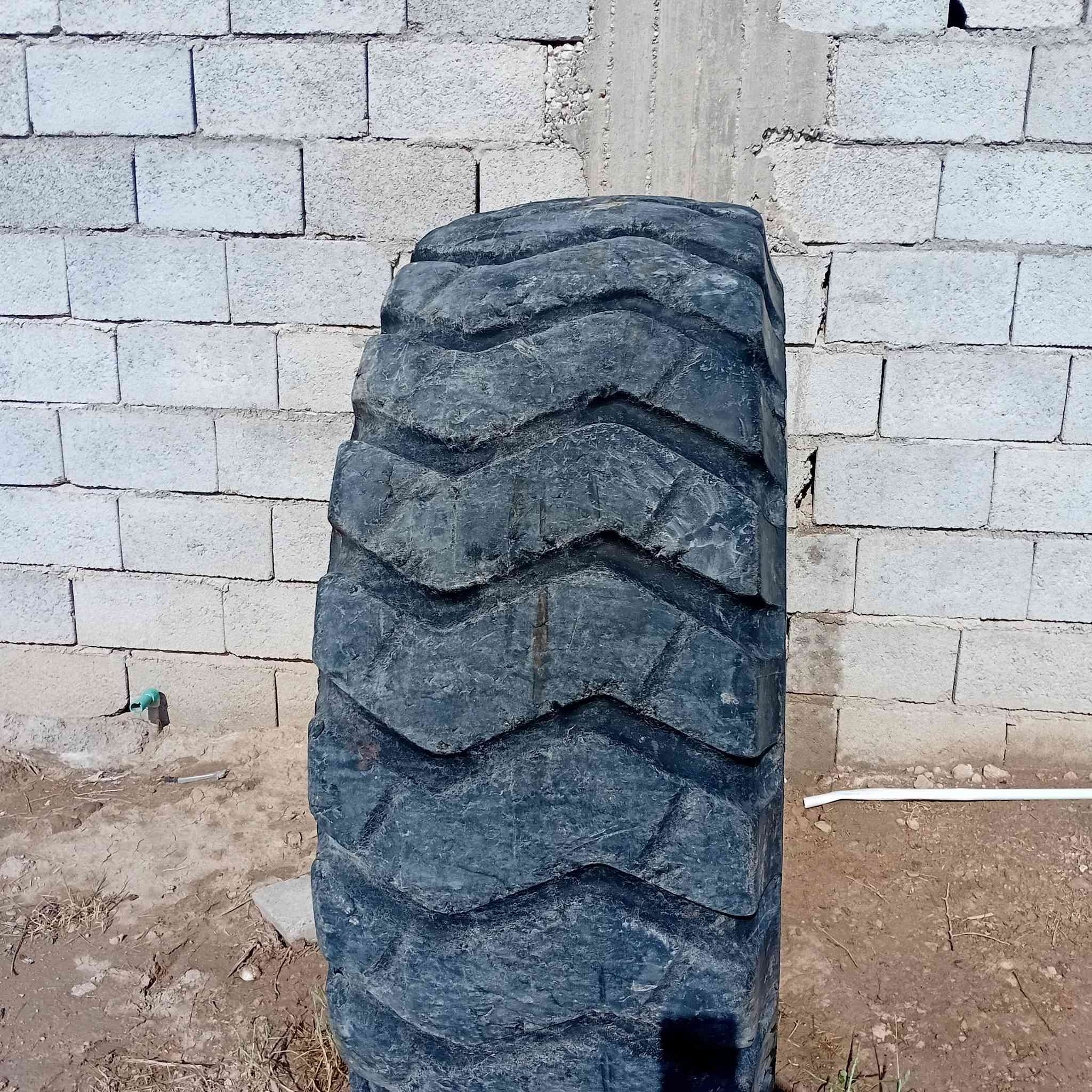 اطارات 20،5R25 للبيع مكان نعمانيه نضيفات كلش سبب السلامه نزلتهن ***********
