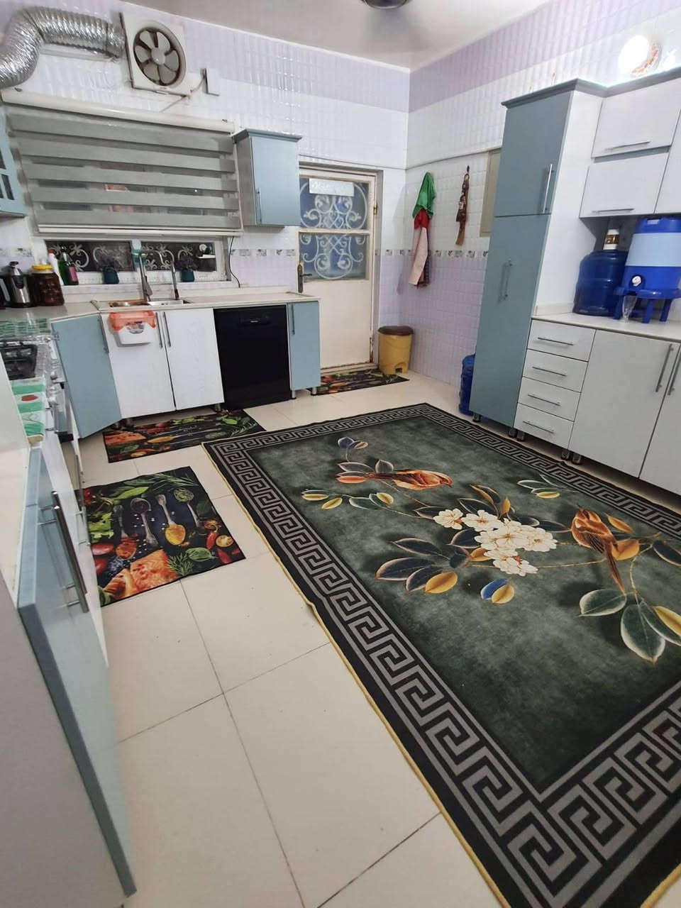 بيت بأم الخيل الاولى خلف فندق برج الامراء مساحة 225 الواجهية 7 ونص والنزال 25 وياه مشتمل مشترك بنفس الطابوا صح واجهيه قليله بس من تدخل البيت مساحته كبيرة يتكون من 
غرفتين وحده صغيرة والثانية 4x5 واستقبال ومطبخ وصحيات والطابق الثاني غرفتين وصالة صغير  ومشتمل يتكون من غرفة وصاله ومطبخ وصحيات الاتصال على هذا الرقم *********** والرقم الثاني ***********
