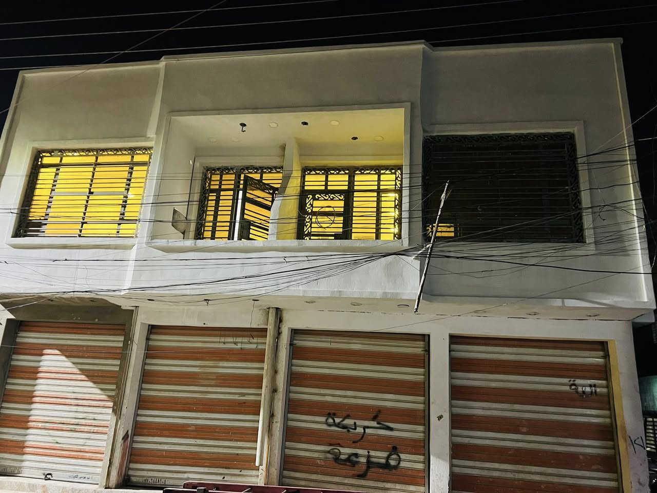 سنة سعيدة عليكم ان شاء الله
شقه للأيجار طابق اول جواها محلات ومحتوياتها واضحه بالفيديو 👇 
الموقع: الدوره مقابل ابو الطياره خلف مستشفى الدوره الاهلي شارع جامع مالك الملك 
الشقه نظيفه جدا وجاهزه والبناية حديثه والمنطقه تبليط سعر الايجار ٣٠٠ الف بدون دلالية اني صاحب البناية ومطلوب عائله صغيره 
للاستفسار اكثر  *********** اتصال او واتساب
