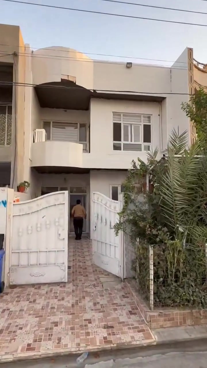 بيت للبيع 
في 11اذار  منطقه كسنزان
 منطقه حلوه والجوارين ناس محترمين جدا
المساحه 125متر طابقين 
رقمي *********** على الواتساب او الماسنجر
علق وراح يجيك السعر
