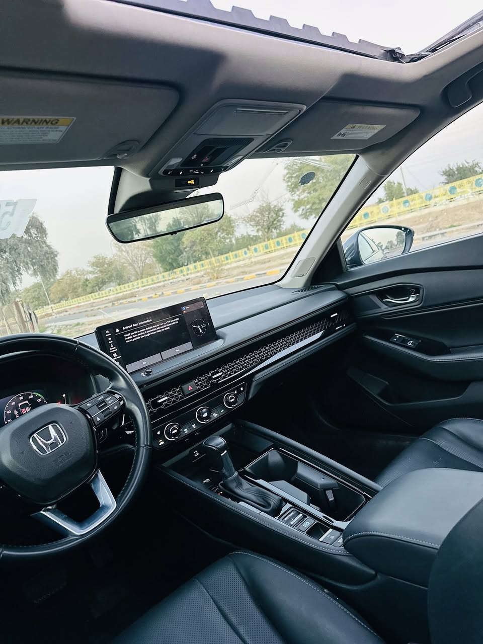 السلام عليكم
للبيع هوندا اكورد 2024 
فول مواصفات 1/1 
ماشيه 4 الف فقط 
رقم بغداد بسمي
المواصفات
فتحه سقف 
كشنات جلد + كهرباء 
بصمه ابواب و تشغيل
تشغيل عن بعد
نضام صوت بوز 
تبريد قطعتين 
تدفئه تبريد مقاعد 
رادرات جانبيه و مانع تصادم
و باقي المواصفات الفول
السياره بدون صبغ فقط بارد 
صور الحادث مرفقه السعر ٢١٠ وبيه مجال 
للاستفسار ***********
