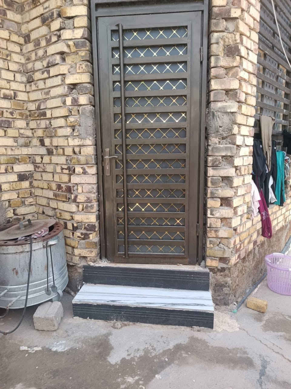 دار للبيع طابو ملك صرف الموقع شارع 80 خلف مشروع الماء قرب مجمع السلام السكني المساحة 200 متر غرف نوم هول صالة مطبخ ومجمع صحيات عدد 2 للاستفسار مكتب النبل للعقار والبناء والهندسه
*********** واتساب 
***********
