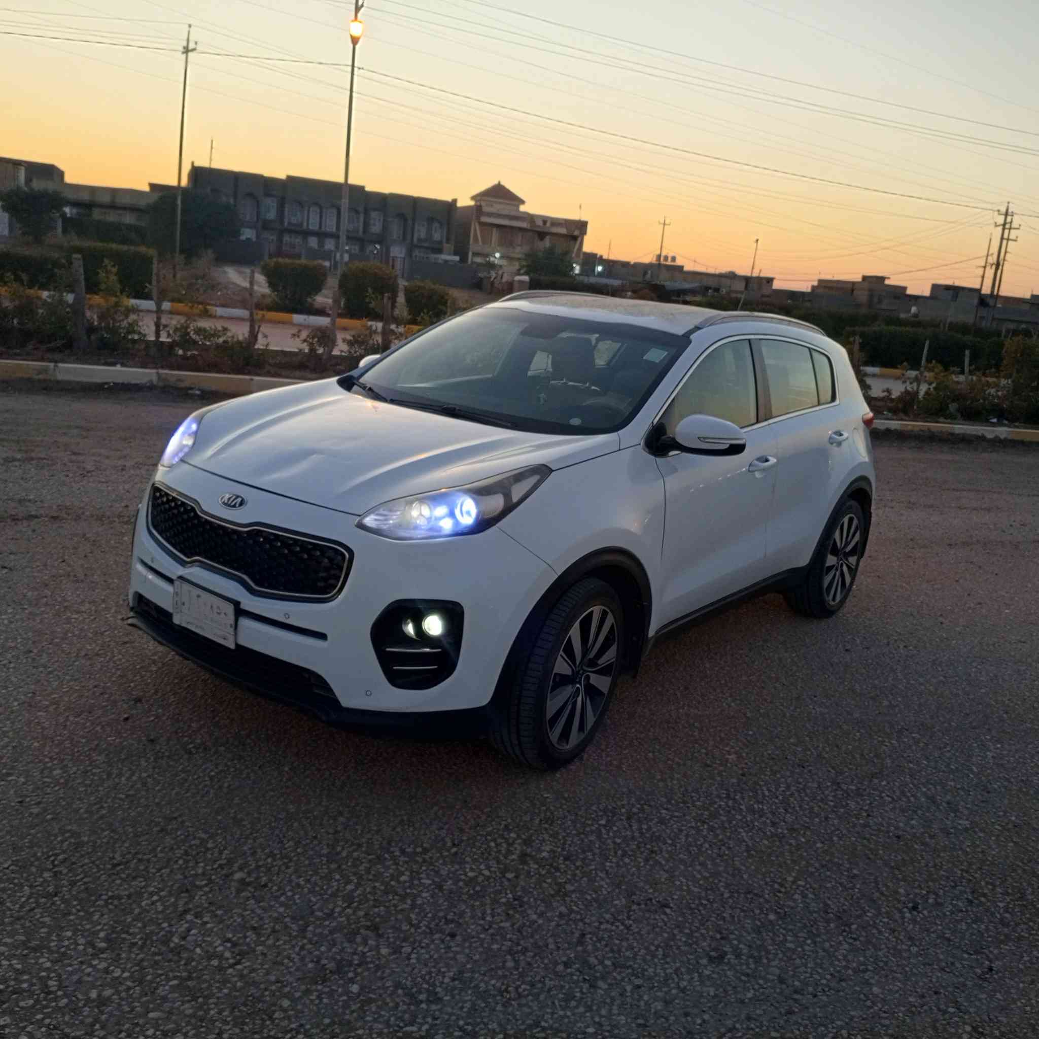 السلام عليكم ورحمة الله وبركاته  اخوان سياره اسبورتج 2016 شكل جديد السياره كفاله عامه فقط حالوب بالقماره وما مبينه كير مكينه حداديه كله وضع شركه مكينه 2000دوش فول موصفات عدا البصمه وال فتحه ماشيه 125 حقيقي رقم قادسيه مداور ثاني يوم السعر 171 وبيه مجال الطيبين مكاني بابل  رقم الهاتف ‏‪***********‬‏
