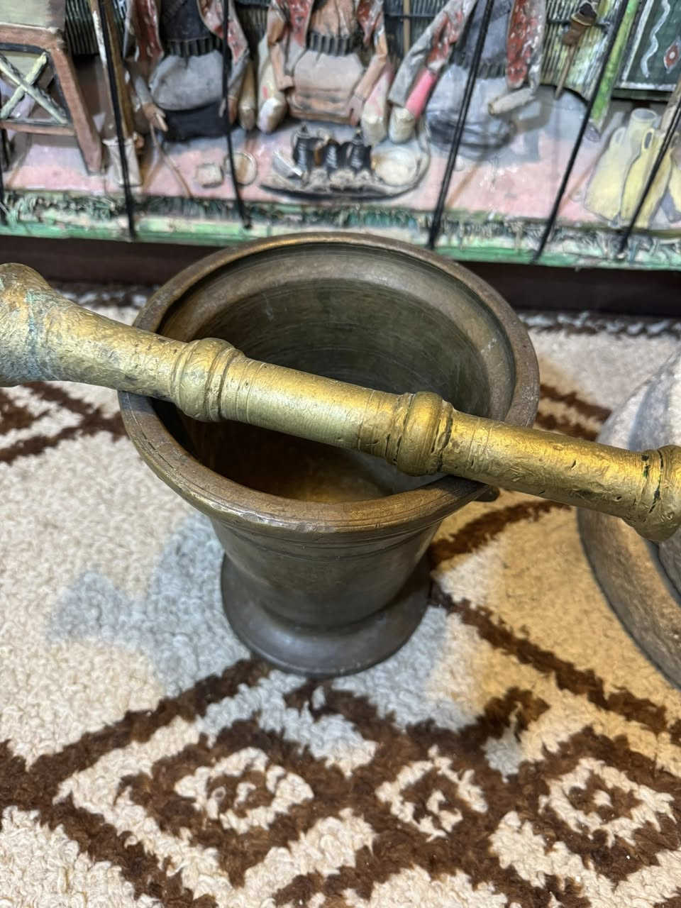 هاون بغدادي قديم ابو التراجي ارتفاع ٢٢ونص وزن ١١ ونص 
***********
