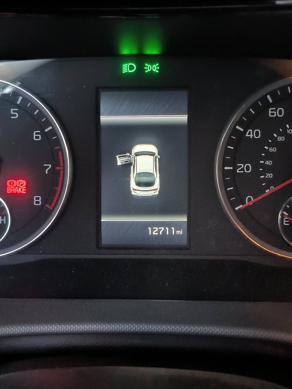 سلام عليكم
للبيع كيا K5 موديل 24 
ماشية 12 الف ميل 
مواصفات جيتي لاين المعروفة بدون الفتحة 
ضرر السيارة من امريكا حافة البنيد و نص الجامغ صور الحادث بالمنشور 
و صار بيها بالعراق جاملغ خلفي جهة السايق بارد و البيبان على كد شخط راجع بي دي ار 

السيارة مكفولة لغد شواصي راديتر شركة 
سعر السيارة 200 و بيها مجال 
مكان السيارة بغداد
الاتصال ***********
