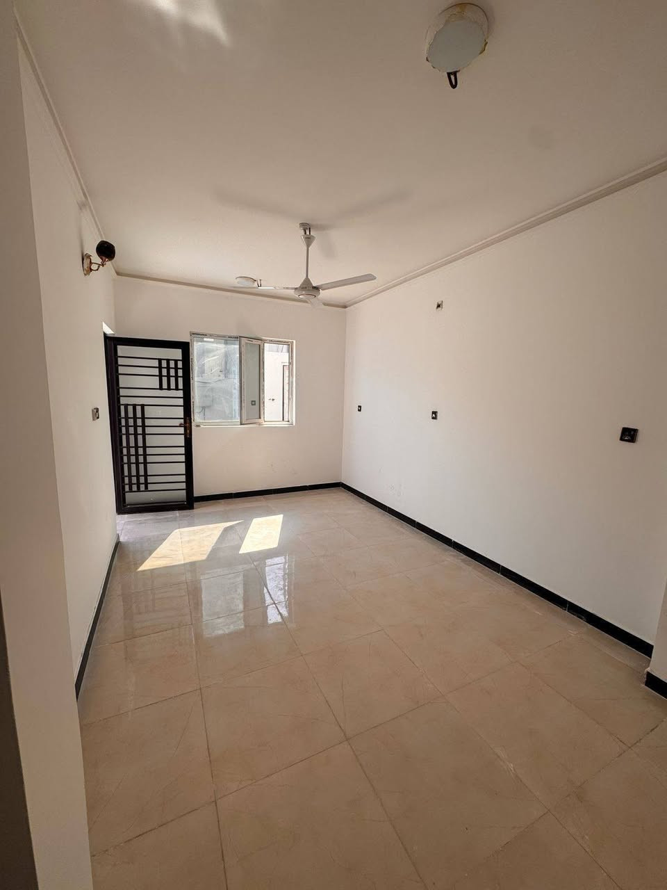 🏡 بيت للبيع في مجمع لؤلؤة ساوه
🔹 المساحة الكلية: 200 متر
🔹 ركن شارع 20
تفاصيل البيت:
الطابق الأرضي:
استقبال ✨
صالة
غرفة 
مطبخ
صحيات داخلية وخارجية 
حديقة+ كراج
الطابق الثاني:
غرفتين نوم
صحيات

التفاصيل المالية: 💰 سعر البيت الكلي: 177.5 مليون
✋ الاستلام باليد: 80 مليون مع المجال 
🏦 المتبقي على الشركة: 97.5 مليون
📆 القسط الشهري: 608 ألف

📞 للاستفسار والتواصل:
 : *********** يوجد واتساب 
 : *********** يوجد واتساب 

📍 عنوان المكتب:
حي الحكم شارع صيدلية زمزم 
قرب حسينية السيدة زينب عليها السلام 

ملاحظة/ عمل انهاءات الدار على يد صاحب العقار
