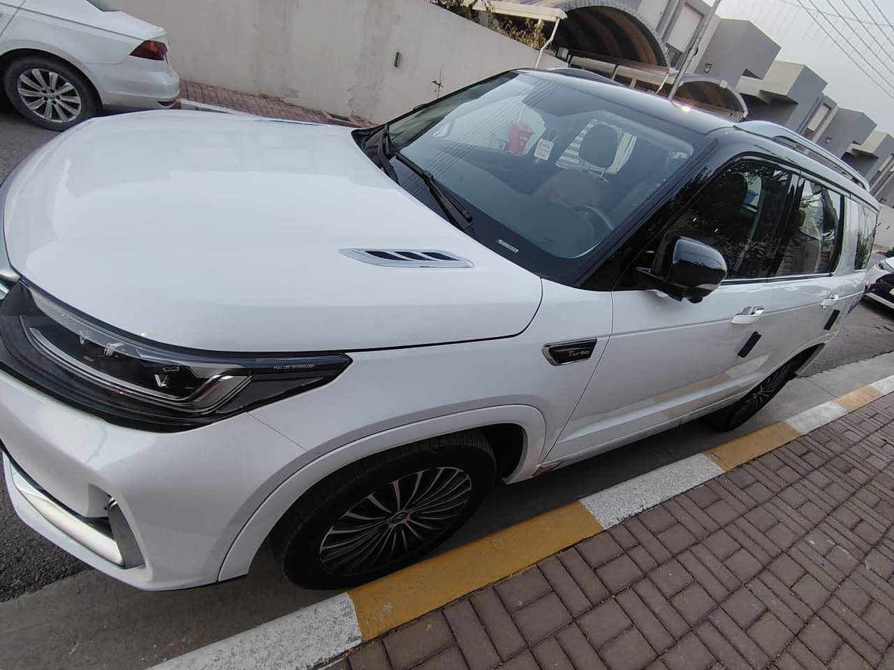 اسلام عليكم شباب سياره البيع
شانجان CS95 موديل 2023 كسيارة
SUV عائلية كبيرة الحجم (7 مقاعد) مزودة بمحرك 4 سلندر سعة 2.0 لتر تيربو، يولد قوة 233 حصانًا وعزم دوران 360-390 نيوتن متر. تتميز بنظام دفع رباعي، ناقل حركة 6 أو 8 سرعات، فتحة سقف بانوراما، شاشات مزدوجة (10.25 و12 بوصة)، مع خيارات فخمة مثل تهوية المقاعد وكاميرات 360 درجة. 
أبرز المواصفات الفنية (2023):

    المحرك: 2.0 لتر توربو (Blue Whale).
    القوة: 233 حصان.
    عزم الدوران: 360 - 390 نيوتن متر.
    ناقل الحركة: أوتوماتيكي 6 سرعات (بعض الطرازات 8 سرعات).
    نظام الدفع: رباعي (4WD).
    استهلاك الوقود: 9 - 10 كم/لتر تقريباً.
    سعة خزان الوقود: 74 لتر. 

المميزات الخارجية والداخلية:

    الإضاءة: مصابيح LED أمامية وخلفية، أضواء ضباب.
    السقف: بانوراما.
    الجنوط: معدنية مقاس 19 أو 20 إنش.
    الشاشات: شاشة عدادات 10.25 بوصة وشاشة ترفيه 12 بوصة.
    الاتصال: Apple CarPlay و Android Auto، بلوتوث، WI-FI.
    المقاعد: جلد، تعديل كهربائي للسائق والراكب، تهوية ومساج (فئات عليا). 

أنظمة الأمان والسلامة:

    نظام تثبيت السرعة المتكيف.
    تحذير الخروج عن المسار.
    نظام التحذير من التصادم الأمامي وفرامل طوارئ أوتوماتيكية.
    كاميرات رؤية محيطية 360 درجة. 
السيارات مكفواله كفاله عامه من كلشي  
مكان السياره بغداد العامره  السعر 35مليون ستفسار ***********
