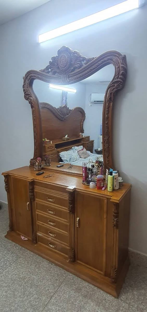 سلام عليكم غرفه نوم صاج داخل وخارج خمس قطع نظيفه العنوان بغداد كاظميه ***********
