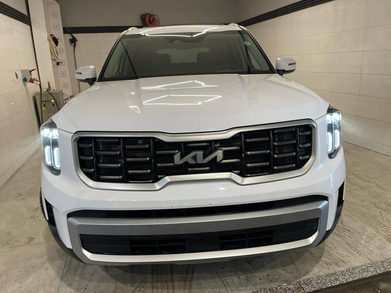 كيا تولرايد  موديل 2023 رقم اربيل لبيع و مراوس
ضررها بس باب صبخ ويا شبرة باب خلفى
ماشي 20 الف مايل 
لون ابيض 

فول مواصفات 
 +فتحة 

كشنات جلد كهرباء تدفئة  

كشنات خلفية منفصلة Vip

شاشة كبيرة 
شاشة دجتل كبيرة 

5 وضعيات قيادة 

حساسات امامي خلفي 

رادارات 360 درجة 

رادار امامي تفاعلي 

نظام تحديد مسار 

نظام نقطة عمياء 

اوتو هولد 

سايد بريك بصمة 

شحن لاسلكي 

نظام ابل كاربلي 

7 مداخل USB

تحكمات ستيرن 

لدات داخلية محيطية كل ألوان تتغير بلادية 

بردات خلفية 

نظام تبريد مناخ منفصل 

تبريد مركزي 

لايت 4 عدسات اوتو 

نظام محافظة عل طفل مايفتح باب خلفي حال عبور سيارة 

نظام اوامر صوتية 

ويل حجم 20 

محرك 3.8 

كير 8 

وبعد بيهة هواي مواصفات 
السعر 310 ورقة

استفسار اكثر  

***********
واتساب 
***********
واتساب
