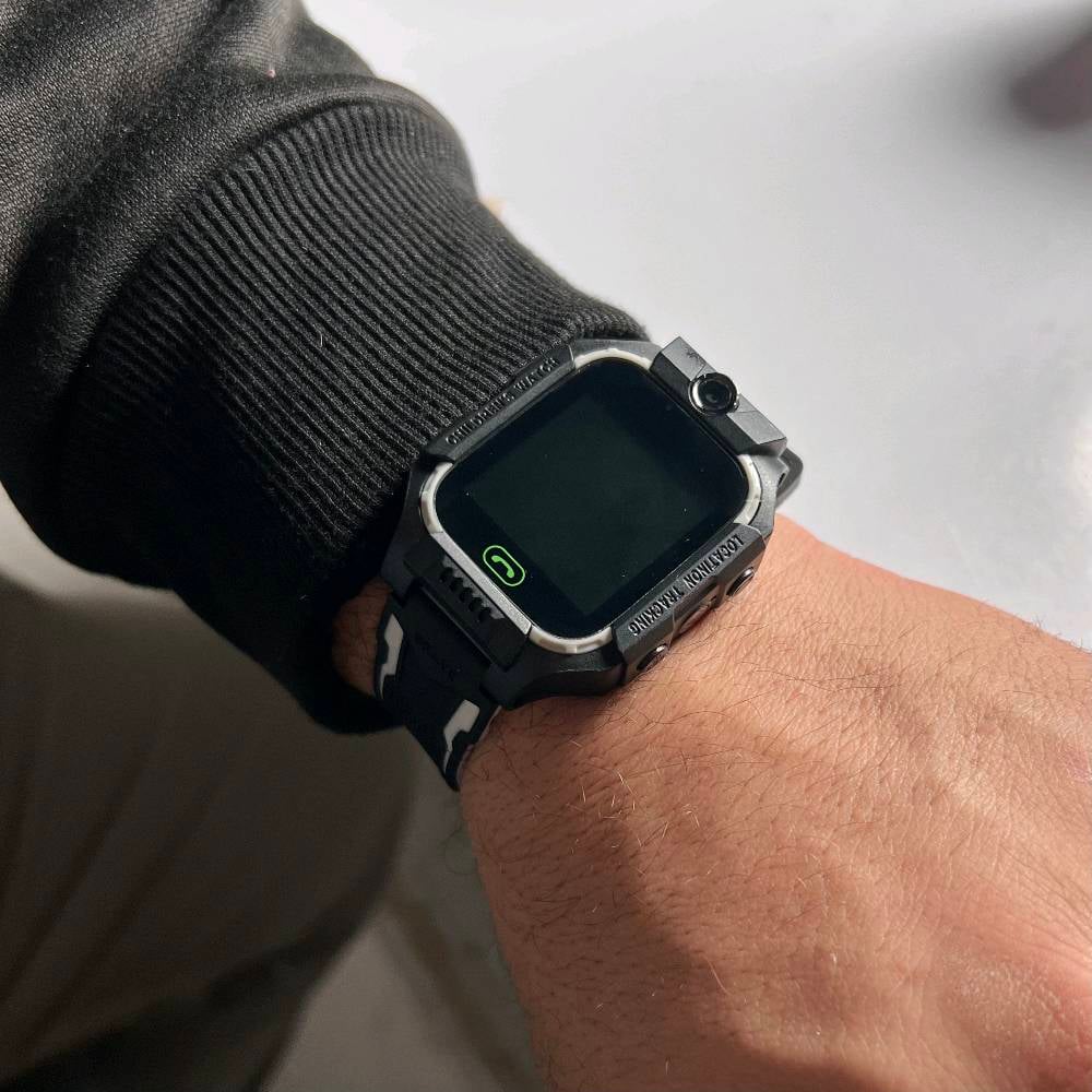 ساعة MEIMI M2 الذكية للأطفال – اتصال ومتابعة ومزايا أمان

ساعة ذكية مخصصة للأطفال تجمع بين الاتصال، التتبع، وميزات الأمان الأساسية بتصميم ملون وجذاب.

• تدعم الاتصال ثنائي الاتجاه وإجراء المكالمات الصوتية

• مزودة بخاصية تحديد الموقع والتتبع مع سجل للحركة

• تحتوي على زر SOS للإنذار في حالات الطوارئ

• كاميرا مدمجة بدقة 0.08 ميغابكسل

• تدعم المحادثة الصوتية (Voice Chat)

• تحتوي على مصباح يدوي (Torch) للاستخدام اليومي

• نوع الشاشة: شاشة لمس
• حجم الشاشة: 1.44 إنچ
• دقة الشاشة: 128 × 128
• المعالج (Chip): RDA8955
• الذاكرة: 32MB RAM + 32MB ROM
• الكاميرا: 0.08 ميغابكسل
• سعة البطارية: 400mAh
• مدة المكالمات: حتى 3 ساعات
• وضع الاستعداد: حتى 3 أيام