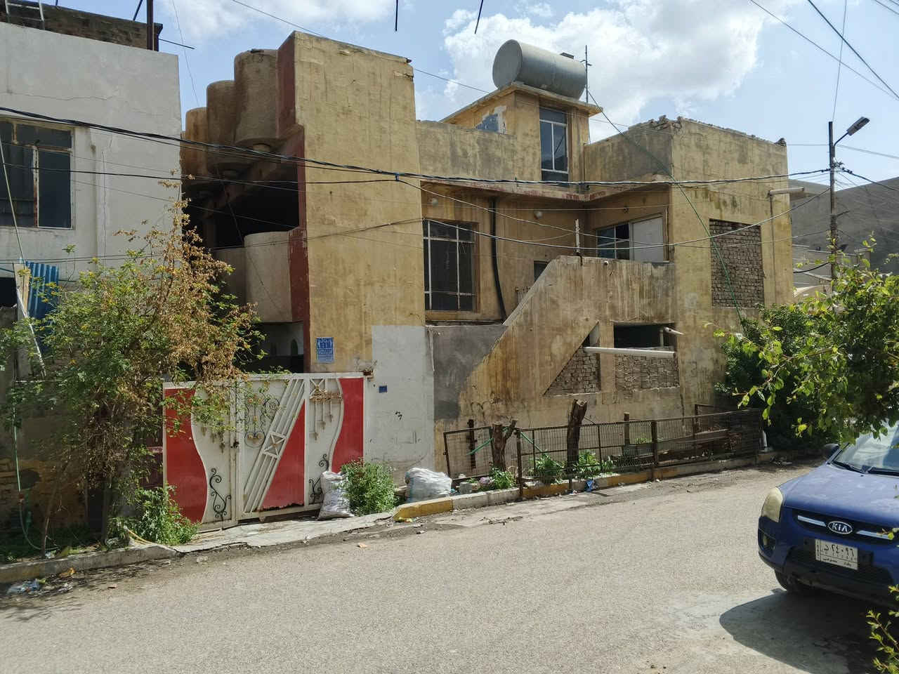 السلام عليكم 
بيت وشقه ومحلات طابو وملك صرف
مساحه البيت 300 متر
يحتوي على ثلاث محلات متكامله وشقه متكامله
البيت متكون اربع غرف فوق
وجوه غرفه استقبال ومطبخ صاله وصحيات متكامله
البيت بناء نظيف بس واكيته يحتاج لها ترتيب
مكان كماليه شارع الجامع الموقع ركن صاير على بشارع المحافظ
طابو ملك صرف السعر مطلوب ب 620 مليون رقم الهاتف اتصل للتفاصيل اكثر ***********
