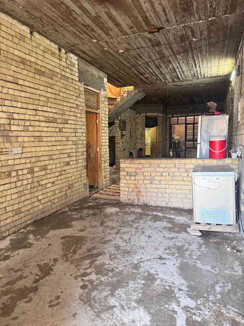 سلام عليكم بيت مساحة 225  جنس الأرض سند 25 واجه 7x50 ونزال 30 يحتوي علئ غرفة كبيرة 5x4 وصاله كبيره حمام داخلي +خارجي مطبخ حار وبارد استقبال كبيرة 9x4 مطبخ بارد كبير مساحة داخل لبيت حديقه وكراج بناء حديث 2023 المكان حي السفير مقابل حي الرحمة يرهم نصفين  الاستفسار *********** السعر 115
