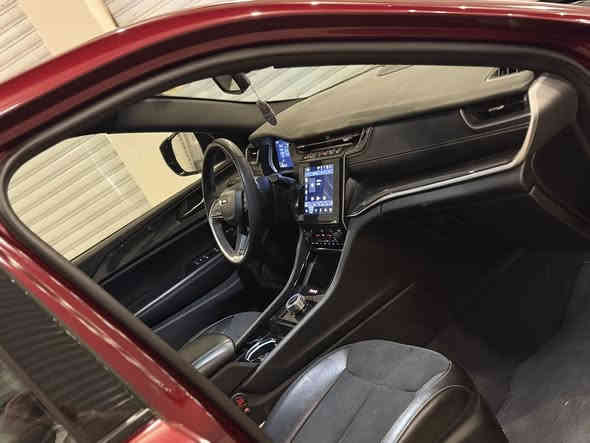 السلام عليكم من رخصه الادمن للبيع فقط جيب موديل 23 بانزين رقم اربيل حادثها موضح ب صور فقط بنيد مصبوغ فول مواصفات بلاك توب فتحه سقف جلد فور ويل 5 راكب 6 سلندر  ويل 20 باب خلفي كهرباء شاشه كبيره توقف ذاتي كامره خلفيه نقطه عمياء ماشيه 48 كيلو مكانها الكراده كل نقص مابيها سعرها320 الف دولار ***********
