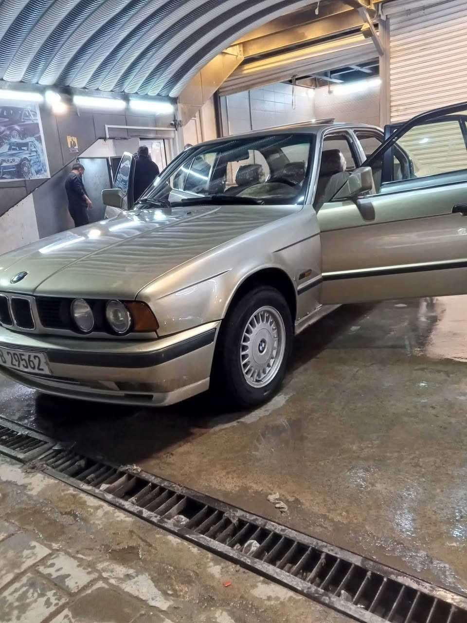 السلام عليكم بيئم 525 
الون شمباني مصبوغ عام جماليه 
مكينه مفتوح 
تبريد تدفئه شغال 
تخم تاير جديد 
باتري جديد 
السياره خير من الله ترايك وين متريد شغل وروح 
السعر 60$وبي مجال 
السياره بسمي تحويل ثاني يوم 
مكان السياره بغداد المشتل 
***********
