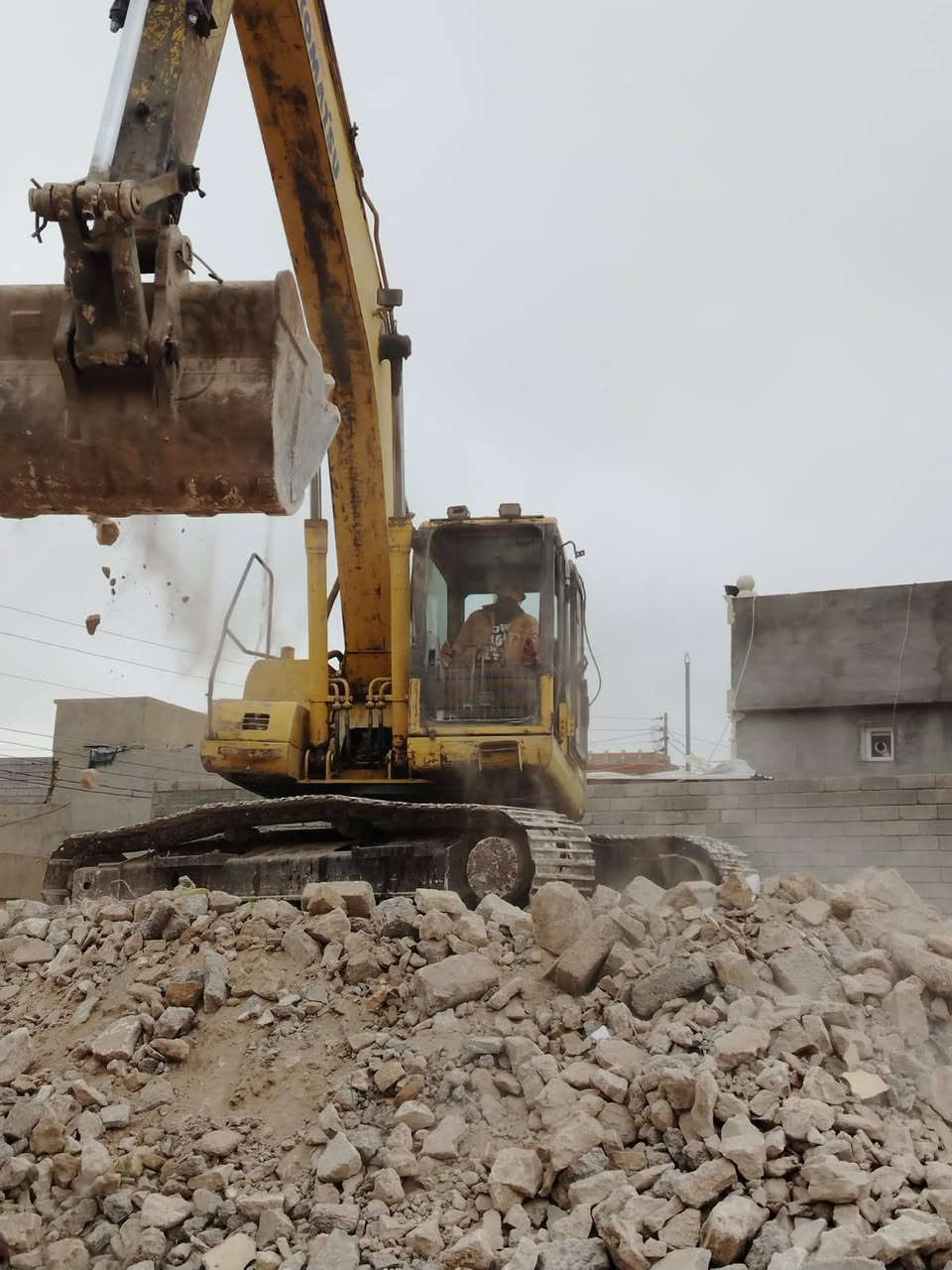 سلام عليكم يوجد حفاره البيع  كماسكو سفن الحجم 210 الموديل 2004 الاستفسار عل رقم الهاتف ***********
