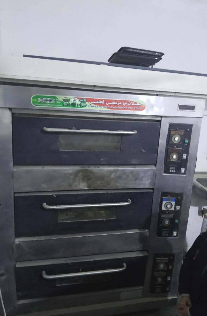 مااعرف اسمه 

فرن للبيع (قيم بما يرضي الله ) شغال درجة اولى 
كل طابق ٨ صواني 
***********
