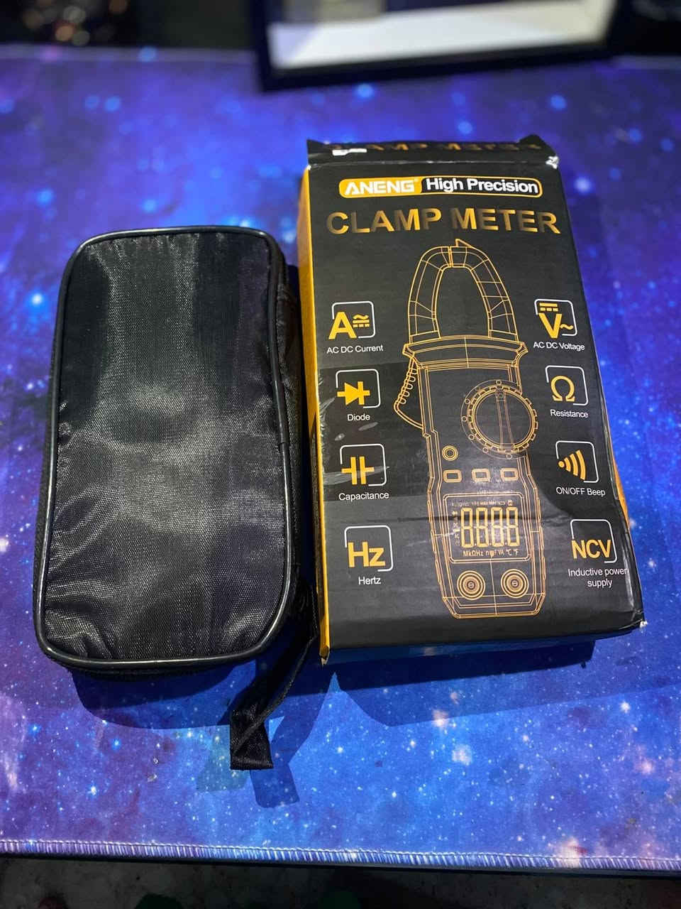 ​⚡️ جهاز فحص وقياس الأمبيرية الرقمي (كلاب ميتر - Clamp Meter) ⚡️
💵 السعر: 15,000 دينار عراقي فقط.
📦 الحالة: جديد (مع الحقيبة والملحقات الكاملة).
​أبرز مميزات واستخدامات الجهاز:
​قياس الأمبيرية اللاسلكي: يقيس الحمل (الأمبير المار بالأسلاك) بمجرد فتح الملقط حول السلك وبدون حاجة لقطعه.
​فحص الفولتية والمقاومة: يقيس تيار الكهرباء المستمر والمتناوب بدقة (AC/DC).
​كاشف كهرباء ذكي (NCV): ينبهك بوجود كهرباء في الحائط أو الأسلاك عن بُعد وبدون ملامسة لحمايتك.
​فحص الاستمرارية والجرس: ممتاز لتتبع قطع الأسلاك وفحص الفيوزات والدايودات.
​شاشة رقمية واضحة: تسهل قراءة البيانات والنتائج بسرعة وسهولة.
​جهاز عملي ومثالي لكل فني إلكترونيات، مصلح، أو للاستخدام المنزلي اليومي.
​📍 الموقع: الكوت
📞 للتواصل والاستفسار: يرجى مراسلة الصفحة أو الاتصال على الرقم: [*********** ]
