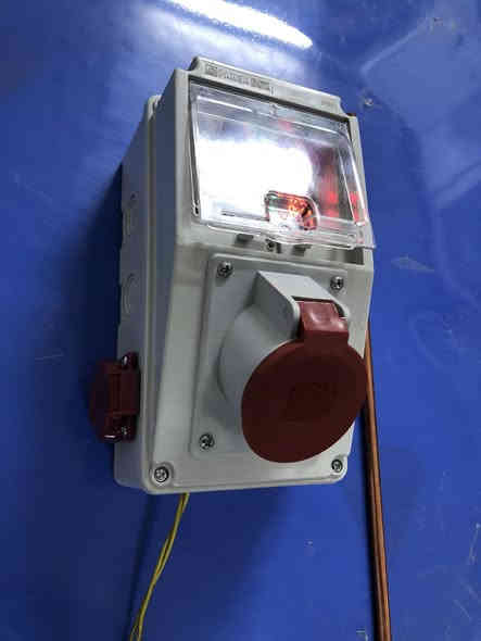 ⚡️ جهاز حماية الشواحن الكهربائية للسيارات الهايبرد والكهربائية ⚡️

احمِ سيارتك وشاحنك من أي مخاطر كهربائية مع جهاز الحماية الذكي المصمم خصيصًا للسيارات الهايبرد والكهربائية.

🔧 المواصفات الفنية:
 • حماية متكاملة من ارتفاع أو انخفاض الفولتية.
 • منظومة تأريض متكاملة بطول 120 سم لأعلى درجات الأمان.
 • مآخذ متعددة تتحمّل تيارًا يصل إلى 32 أمبير.
 • صندوق خارجي متين مقاوم للماء ويتحمّل جميع الظروف المناخية.
 • الأجهزة المتوفرة: 32A و 63A، مع إمكانية التصنيع حسب الطلب.
 • ضمان لمدة سنة كاملة.

💰 السعر: 80,000
📞 للاستفسار والطلب: ***********
